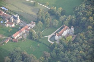 Le château de Colombier noyé dans la verdure.